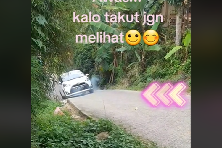 Cuplikan video mobil tidak kuat nanjak