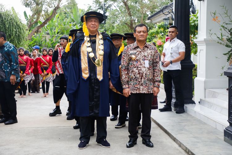 Gubernur Jawa Tengah Ahmad Luthfi bersama Chairul Tanjung saat acara pelepasan angkatan V Sekolah Unggulan CT Arsa Foundation Sukoharjo, Sabtu (28/6/2025),