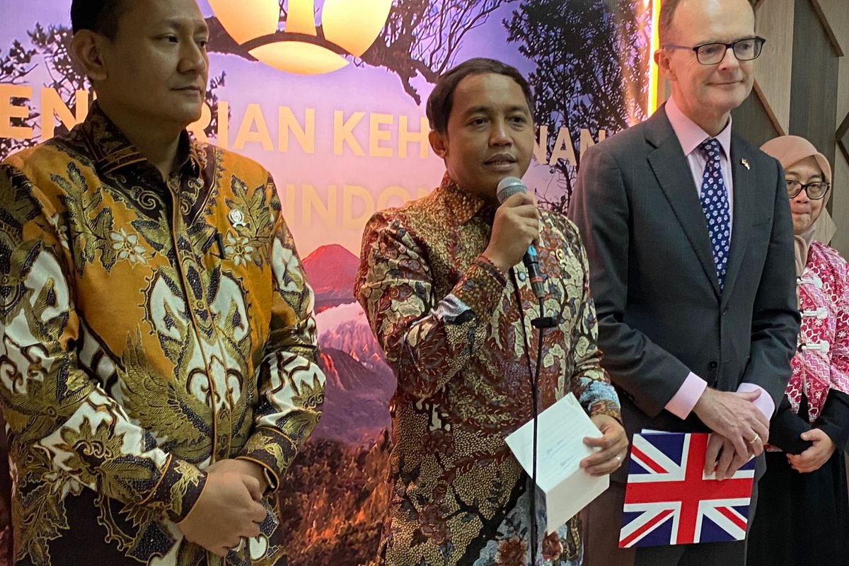 Menhut Raja Juli Antoni (tengah) menjelaskan soal kondisi gajah di Indonesia, Senin (9/2/2026). Kemenhut melarang wisata gajah tunggang di lembaga konservasi. Kebijakan ini ditegaskan Menhut Raja Juli demi kesejahteraan gajah.