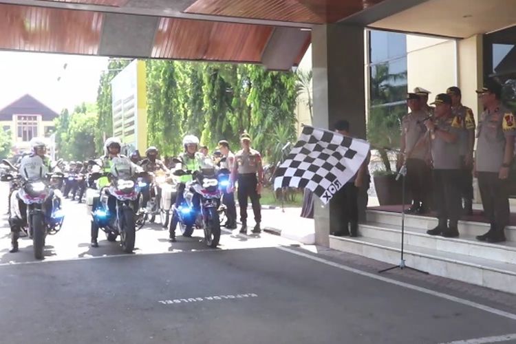 Kapolda Sulsel Irjen Pol Hamidin saat melepas patroli gabungan TNI-Polri di Lapangan Polda Sulsel, Senin (20/5/2019).