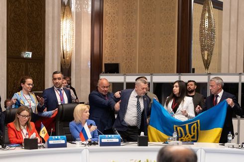 Delegasi Ukraina Tonjok Wajah Delegasi Rusia di Sela Pertemuan Resmi di Turkiye