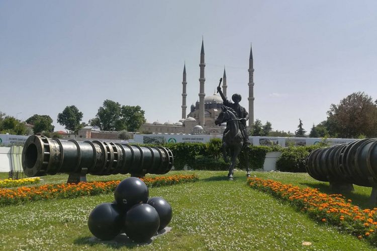 Taman kecil di depan Masjid Eski Cami, Edirne, Turki.