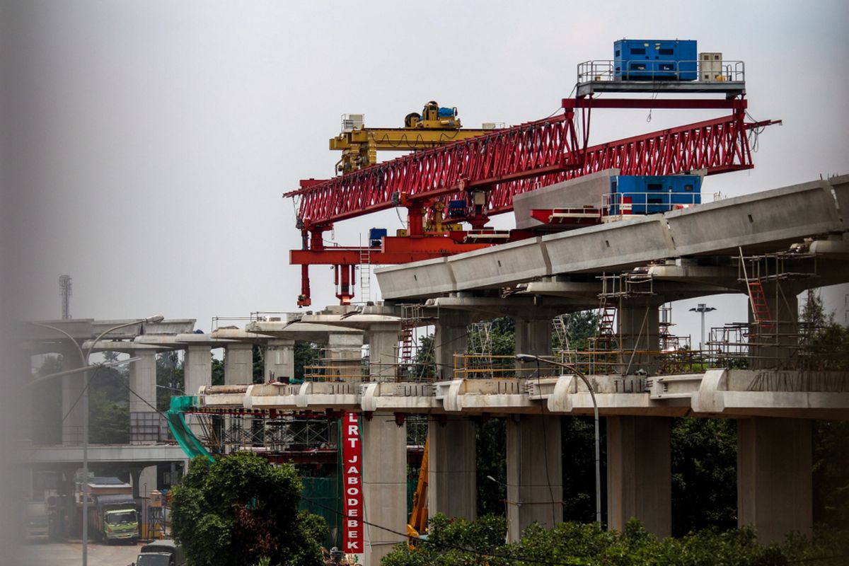 Proyek pembangunan Light Rail Transit (LRT) koridor Cibubur-Cawang di Jakarta, Selasa (27/02/2018). Pembangunan LRT tersebut ditargetkan rampung pada 2019.