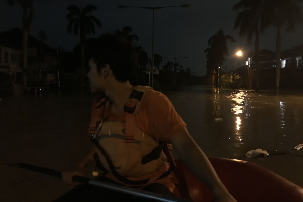 Salah satu anggota Tim SAR Mapala UI saat proses evakuasi di Kemang Pramata, Bekasi, Jawa Barat, Rabu (1/1/2020).