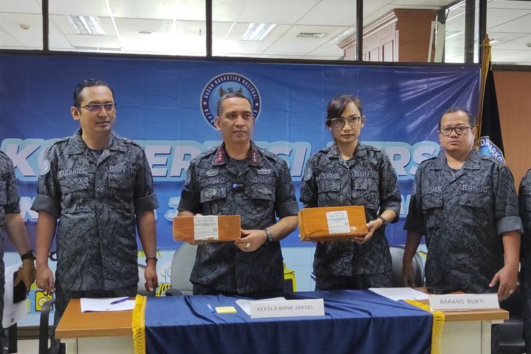 BNN Kota Jakarta Selatan menunjukkan barang bukti paket ganja 1,4 kilogram yang disita, Jumat (14/4/2023). 