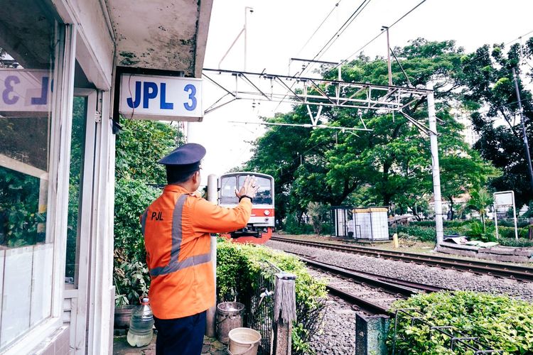 Dari 12.957 Pelamar, 632 Orang Lolos Jadi Penjaga Lintasan Kereta
