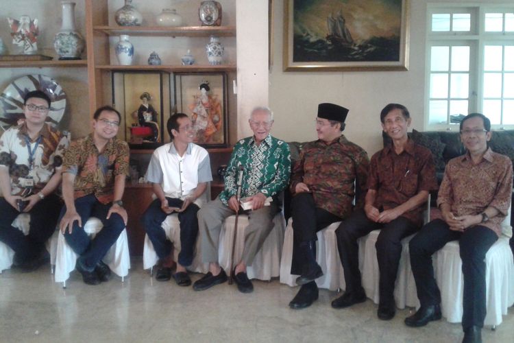 Letjen TNI (Purn) Sayidiman Suryohadiprodjo (batik hijau), mantan Wakil KSAD dan eks Duta Besar Ri di Jepang 