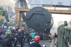 Truk Tersangkut di JPO Kranji Bekasi, Polisi Lakukan Contraflow