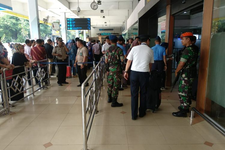 Pegamanan di Bandaran Halim mulai diperketat pasca Siaga 1 teror bom, Senin (14/5/2018)