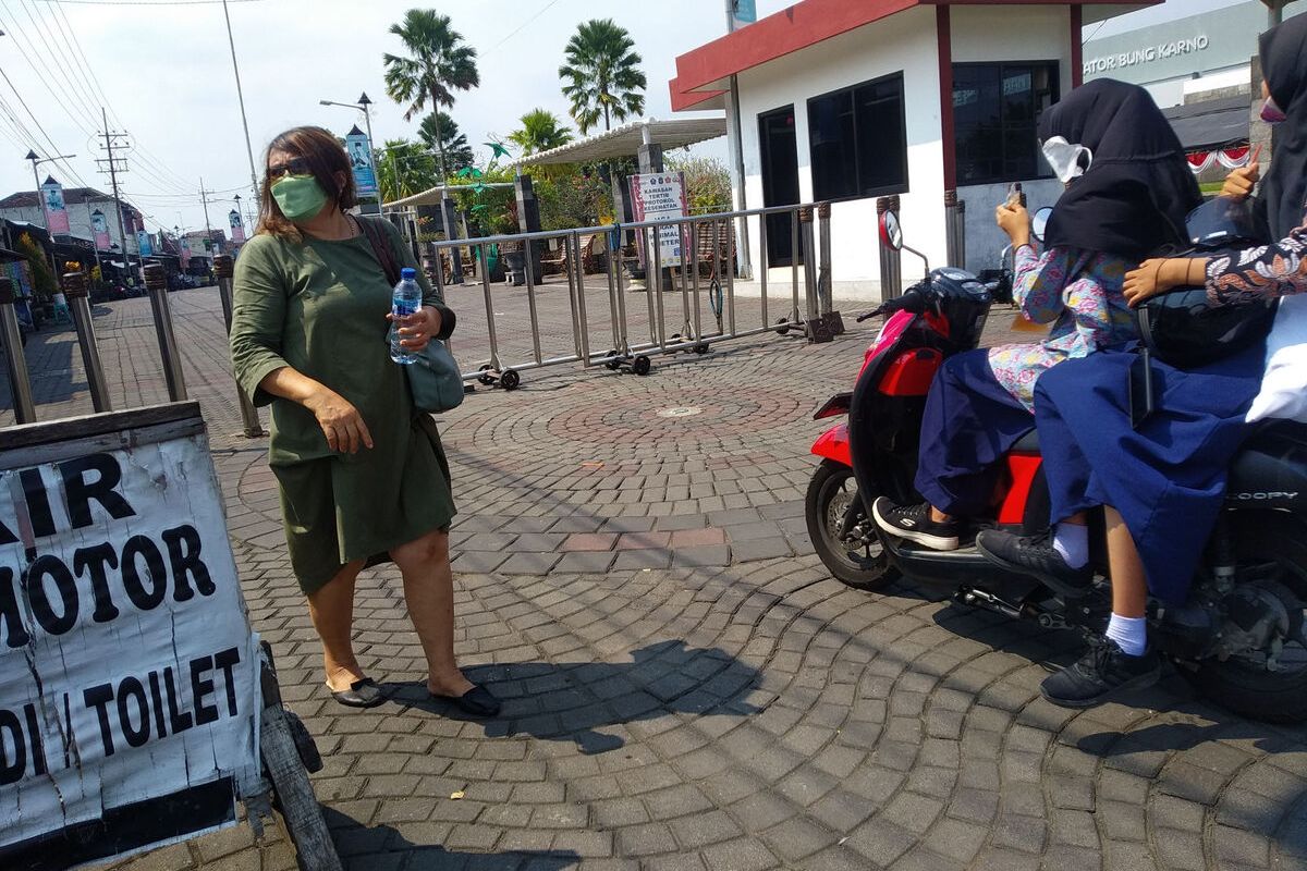 Dua pelajar sekolah berkendara di area city walk kompleks Makam Bung Karno di Kelurahan Bendogerit, Kota Blitar, Senin (23/5/2022)