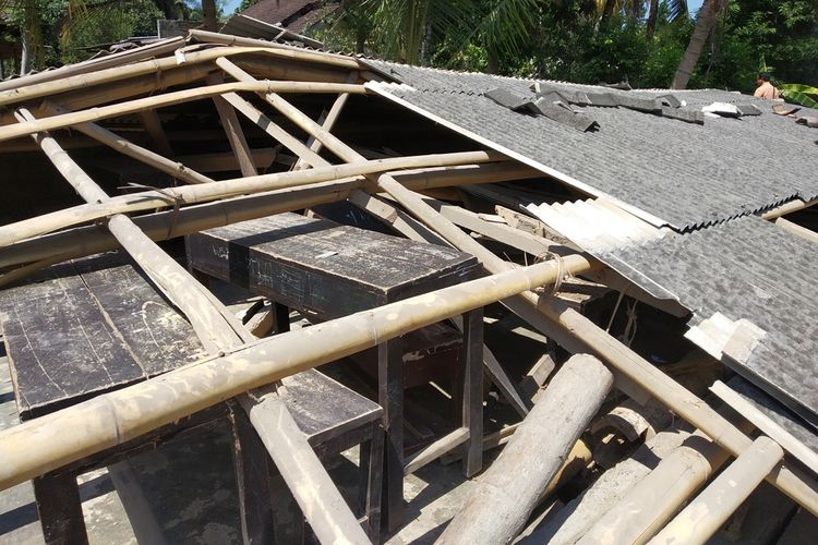 Kondisi sekolah madrasah ibtidaiyah Nahdatul Wathan Desa Pringgerate, Lombok Tengah  yang rubuh.