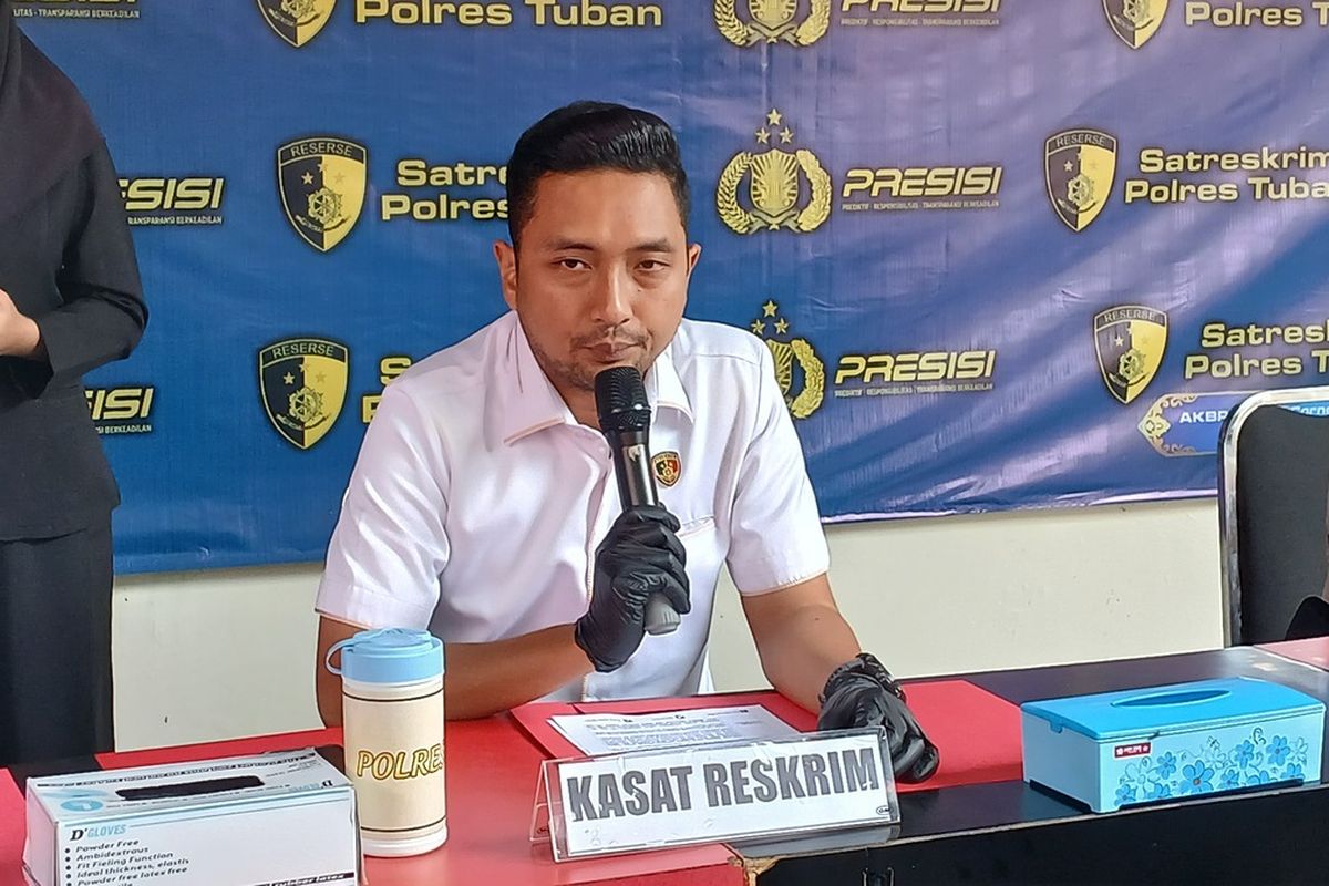 Kepala Satreakrim Polres Tuban, AKP Bobby Wirawan Wicaksana Elsam , saat memberikan keterangan dalam ungkap kasus kriminalitas di wilayah Kabupaten Tuban, Jawa Timur, Senin (10/11/2025)