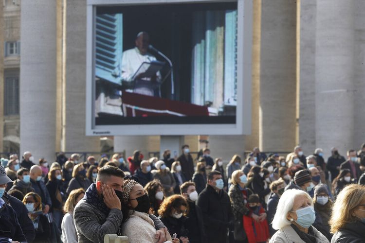 Jorge Mario Bergoglio, Paus ke-266 Katolik Roma, menyampaikan pesan Kasih Natal dalam pidato di Aula Clementine di Istana Apostolik Vatika pada Senin (21/12/2020).