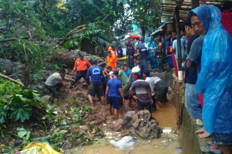 Sebuah tebing setinggi 20 meter mengalami longsor dan menimpa sebuah rumah di lokasi pemancingan di Kampung Gardu, Kelurahan Paledang, Kecamatan Bogor Tengah, Kota Bogor, Senin (27/2/2017). Dalam peristiwa tersebut, satu orang tewas setelah tertimbun material longsor. 