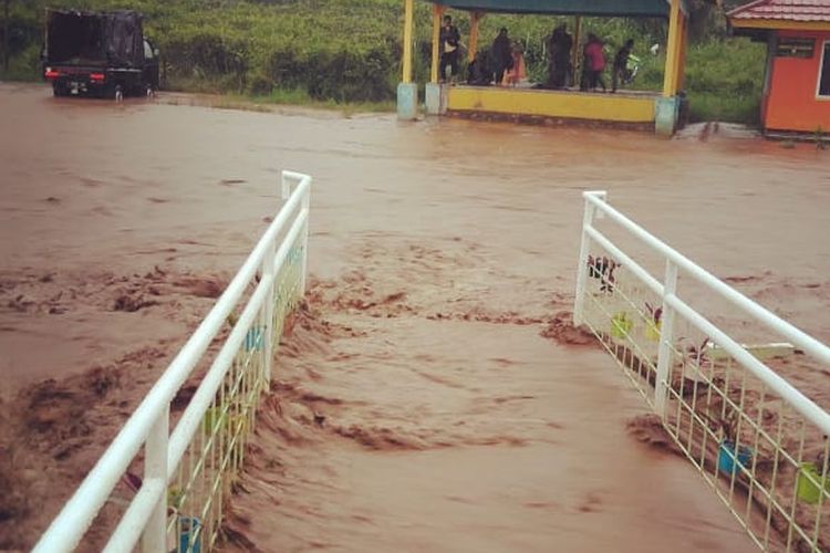 Luapan sungai Cibeureum melanda dua Desa di Kecamatan Pangalengan Kabupaten Bandung pada Minggu (13/3/2022) luapan ini terjadi akibat intensitas hujan yang tinggi yang turun sejak sore hari.