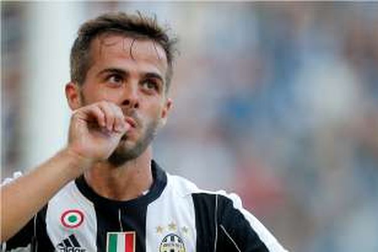 Miralem Pjanic merayakan gol Juventus ke gawang Sassuolo pada lanjutan Serie A di juventus Stadium, 11 September 2016.