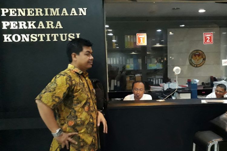 Mantan Ketua KPU Juri Ardiantoro (kiri) dan Mantan Komisioner KPU RI, Hadar Nafis Gumay (kanan) di dalam gedung Mahkamah Konstitusi, Kamis (22/6/2017)