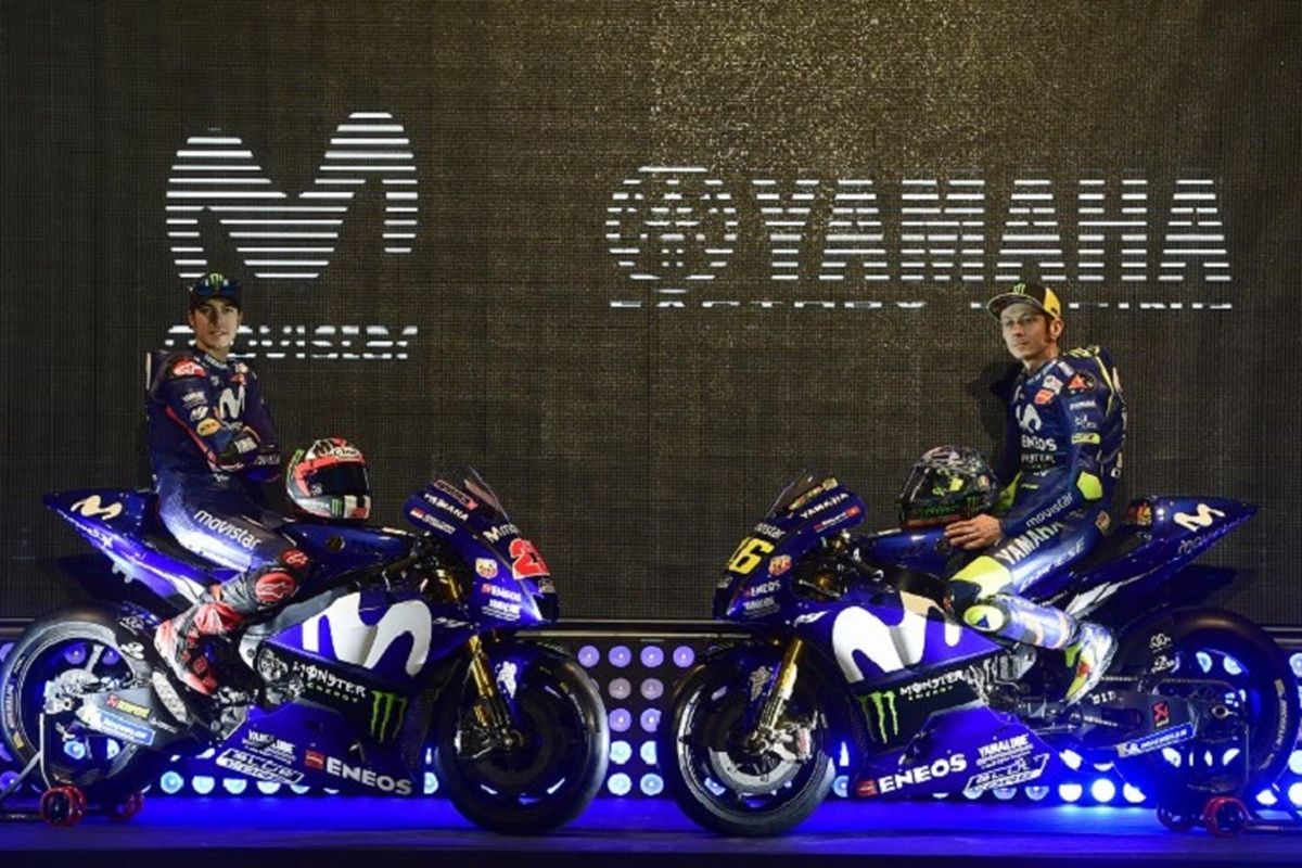 Maverick Vinales dan Valentino Rossi berpose dengan motor baru Movistar Yamaha pada peluncuran Matadero, Madrid, 24 Januari 2018. 