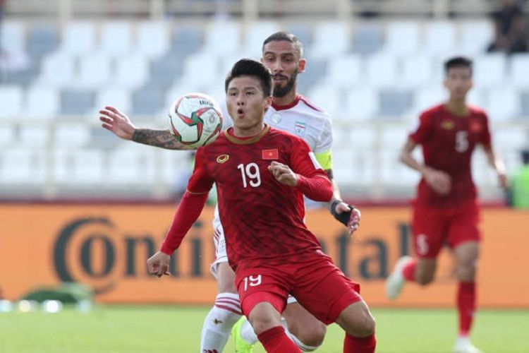 Nguyen Quang Hai dikawal Ashkan Dejagah pada laga Vietnam vs Iran dalam pertandingan fase grup Piala Asia 2019, 12 Januari 2019. Nguyen Quang Hai yang dijuluki Messi Vietnam wajib diwaspadai timnas Indonesia pada laga ketiga Piala AFF 2020 yang akan digelar Rabu (15/12/2021).