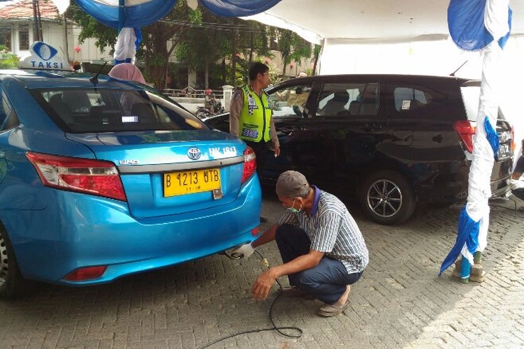 Suku Dinas Lingkungan Hidup Jakarta Pusat menggelar uji emisi gratis kendaraan bermotor di Kawasan Tugu Proklamasi, Menteng, Jakarta Pusat, Selasa (16/5/2017).