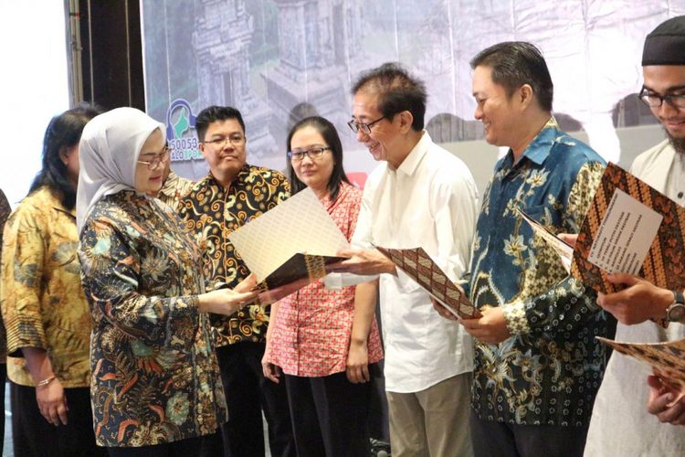 Kepala BPOM Penny K. Lukito menyerahkan sertifikat Cara Pembuatan Obat Tradisional yang Baik (CPOTB) kepada Direktur PT Industri Jamu dan Farmasi Sido Muncul, Tbk Irwan Hidayat di Semarang, Selasa (6//11/2018).