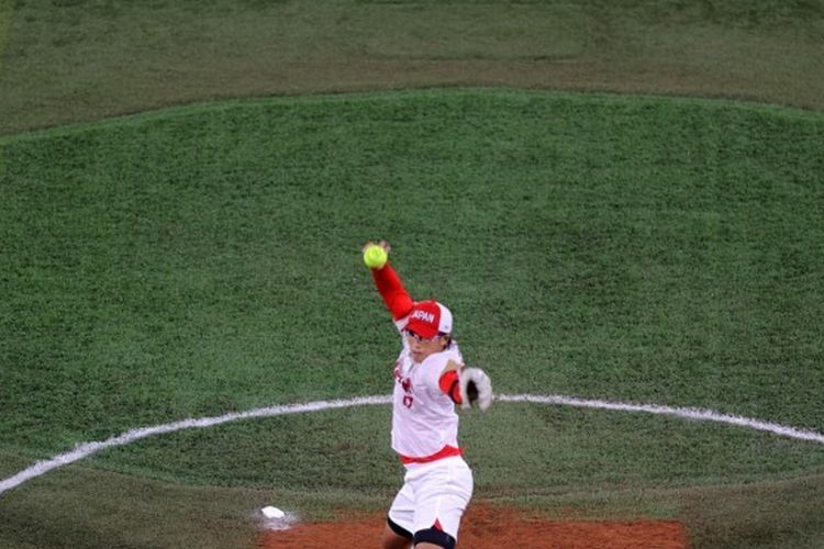 Pitcher Jepang Yukiko Ueno melemparkan bola selama inning keenam pertandingan medali emas softball Olimpiade Tokyo 2020 antara Jepang dan AS di Stadion Bisbol Yokohama di Yokohama, Jepang, pada 27 Juli 2021. Artikel ini menyajikan nama lain pelambung dalam permainan softball adalah pitcher.
