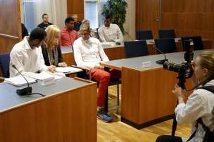 Para atlet voli Kuba tengah menanti sidang di sebuah pengadilan distrik kota Tampere, Finlandia. Lima dari enam atlet ini akhirnya dijatuhi hukuman penjara setelah terbukti memperkosa seorang perempuan Finlandia pada Juli lalu.