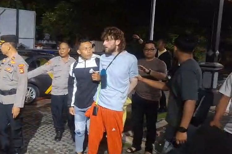 Bule Inggris Tusuk Pegawai Hotel di Buleleng Usai Cekcok, Aksinya Terekam CCTV
