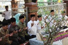 Bareng Gus Sholah dan Yenny Wahid, Jokowi Ziarahi Makam Pendiri NU 