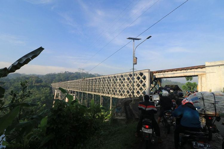 Foto-fotoJembatan Cirahong yang sejatinya lintasan rel kereta dijadikan akses jalan alternatif penghubung Manonjaya, Kabupaten Tasikmalaya dan Ciamis, kini tak bisa dilalui mobil lagi sejak Minggu (29/8/2021).