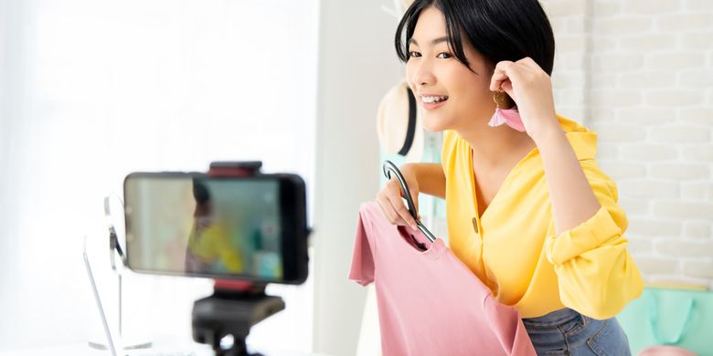 Pelaku UMKM menggunakan media sosial untuk promosi produk