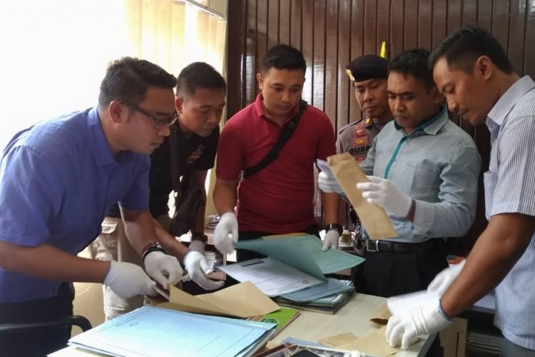 Penggeledahan di Kantor Kanwil Kemenag Lombok Barat, paska-OTT staf Kemenag Lombok Barat, Selasa (15/1/2019). 