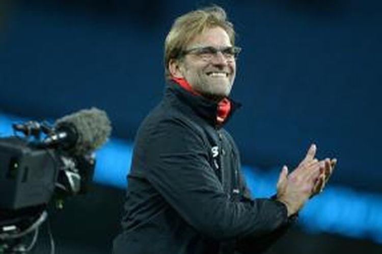 Ekspresi kebahagiaan Manajer Liverpool, Juergen Klopp, usai timnya menang 4-1 atas Manchester City di Stadion Etihad, Sabtu (21/11/2015).