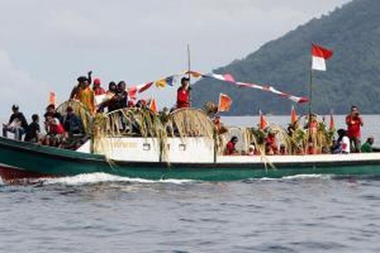 Upacara adat Jailolo, 'Sigofi Ngolo' dalam Festival Teluk Jailolo 2014 di Kabupaten Halmahera Barat, Maluku Utara, Jumat (30/5/2014).