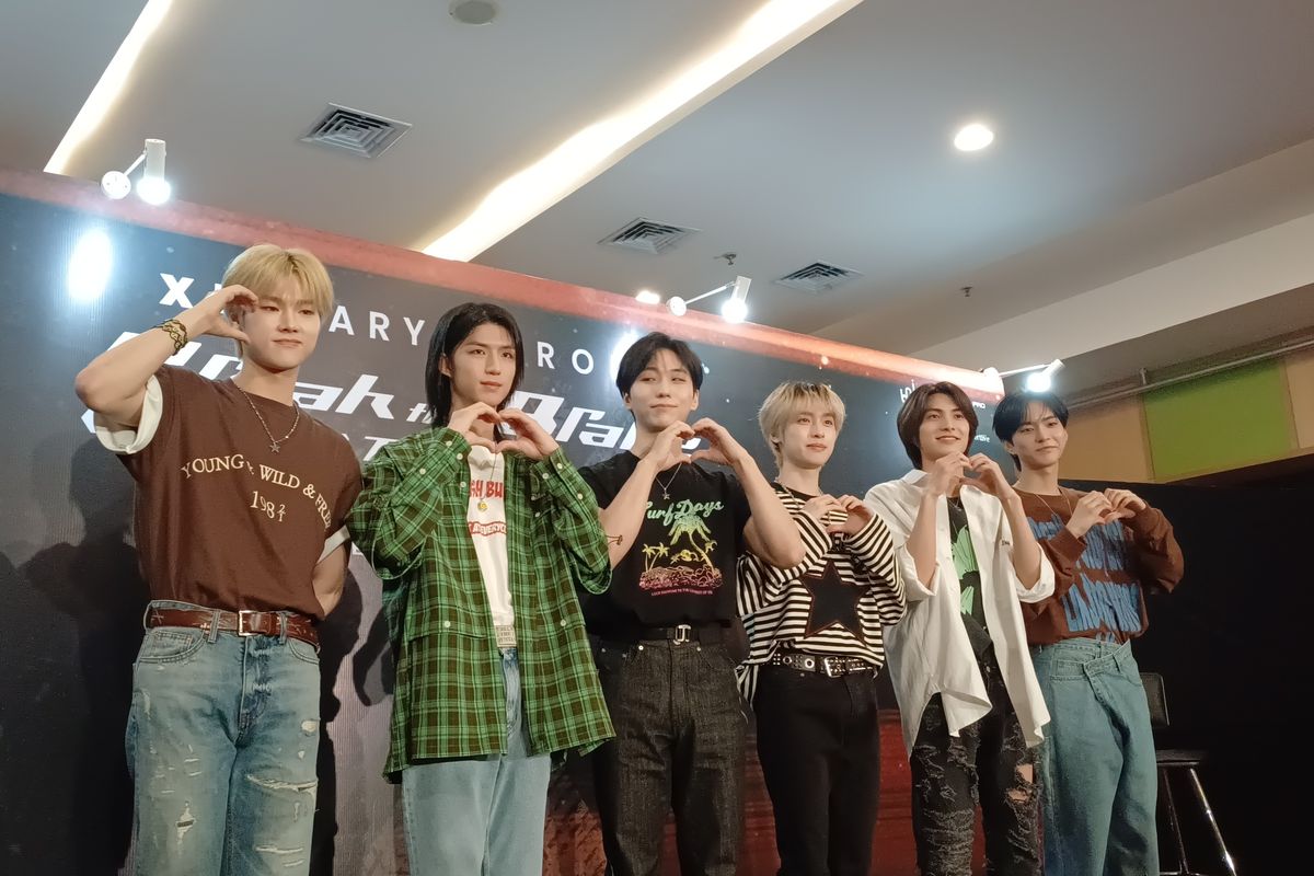 Personel band rock asal Korea Selatan Xdinary Heroes: Jungsu, Junhan, Gunil, Gaon, Jooyeon, dan O.de saat konferensi pers sehari sebelum konser Break The Brak, di The Kasablanka Hall, Jakarta Selatan, Jumat (1/3/2024).