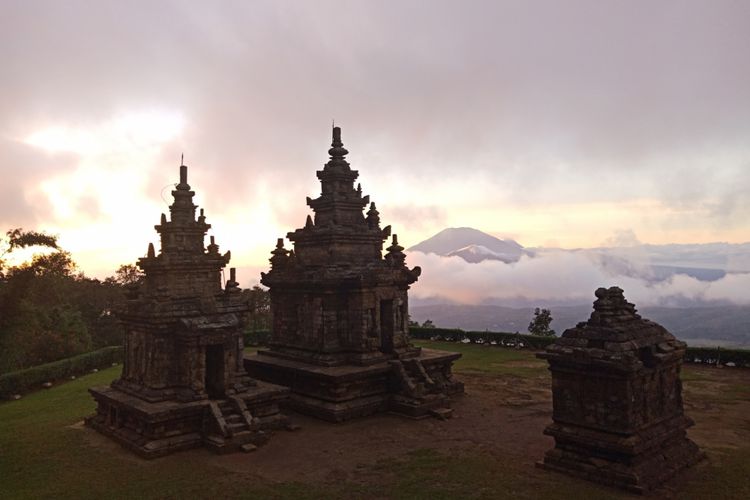 Pemandangan matahari terbit di Candi Gedong Songo, Ungaran, Kabupaten Semarang, Kamis (29/3/2018), diambil pukul 05.25 WIB.