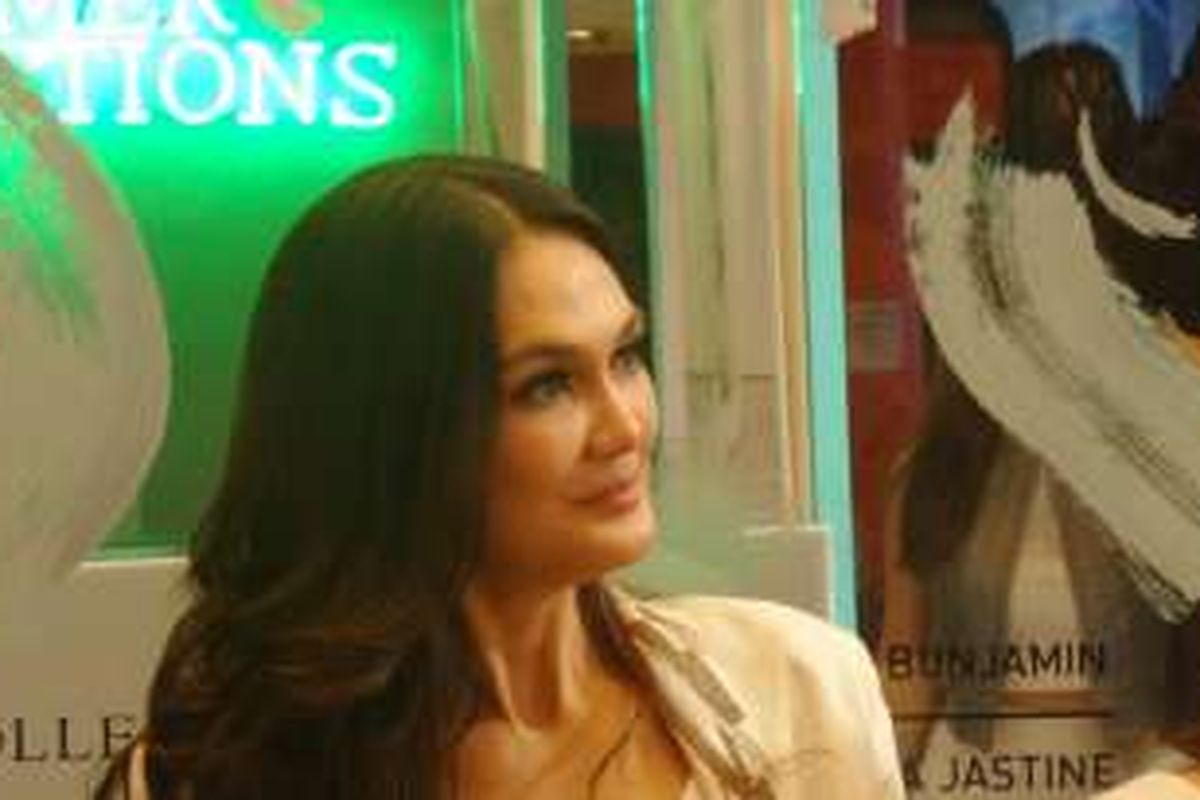 Luna Maya menghadiri sebuah pameran fotografi di Mall Kota Kasablanka, Jakarta Selatan, Kamis (10/11/2016).