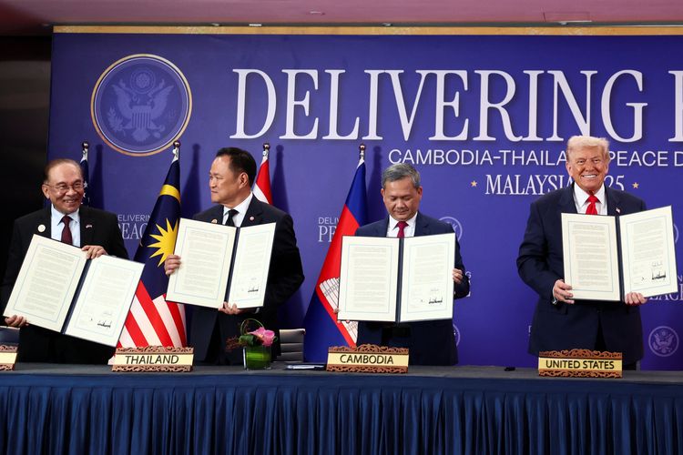 Dalam foto tersebut, terdapat Perdana Menteri Malaysia Anwar Ibrahim, Perdana Menteri Thailand Anutin Charnvirakul, Perdana Menteri Kamboja Hun Manet, dan Presiden AS Donald Trump yang menunjukkan dokumen saat penandatanganan kesepakatan gencatan senjata di KTT ASEAN ke-47 pada Minggu (26/10/2025).
Dalam acara tersebut, Donald Trump juga mengumumkan pembebasan tarif imnpor AS hingga 0 persen untuk sejumlah produk dari Malaysia, Thailand, dan Kamboja.