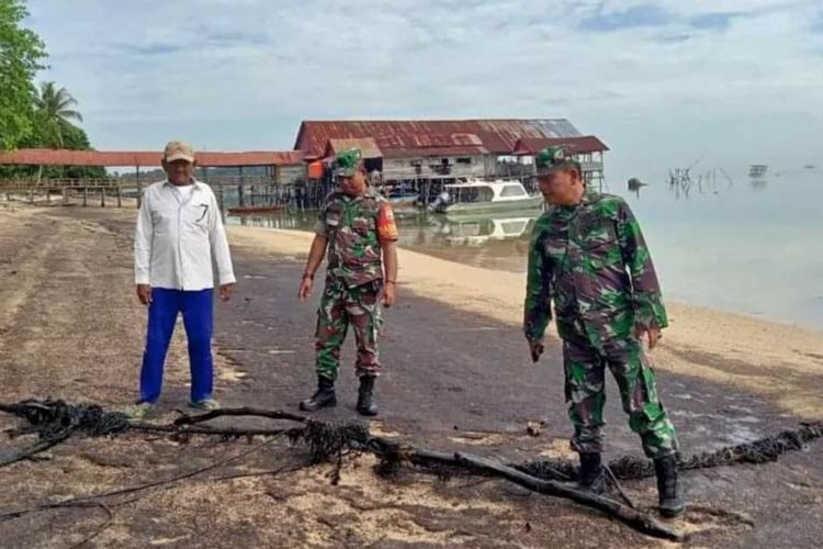 Lumpur Minyak Hitam Cemari Pantai Teluk Bakau dan Desa Mapur, Diduga Sengaja Dibuang