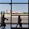 Petugas Bandara Kualanamu Amankan Penumpang yang Buka Jendela Pesawat