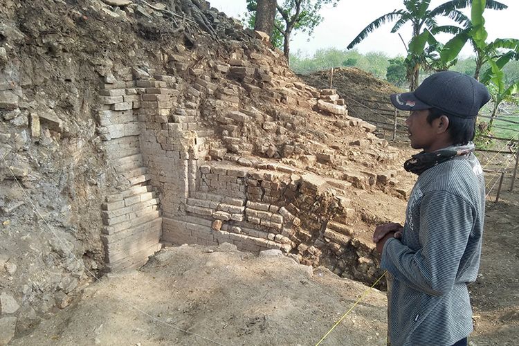 Agus Mudayanto saat menunjukkan area yang diduga pintu masuk candi, di situs bangunan peninggalan bersejarah di Dusun Montor, Desa Pataan, Kecamatan Sambeng, Lamongan, Selasa (30/10/2018).