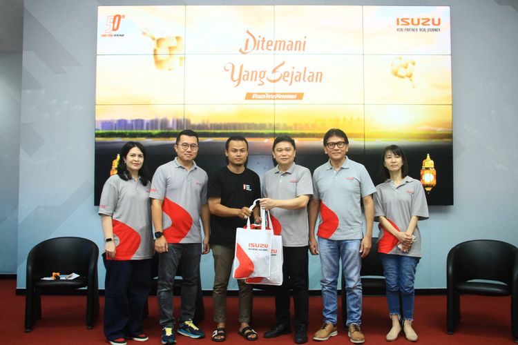 Isuzu memberangkatkan kurang lebih 50 keluarga untuk mudik gratis tahun ini. Acara pelepasan dilakukan di  Isuzu Training Center, Pondok Ungu, Bekasi, Jumat (5/4/2024).