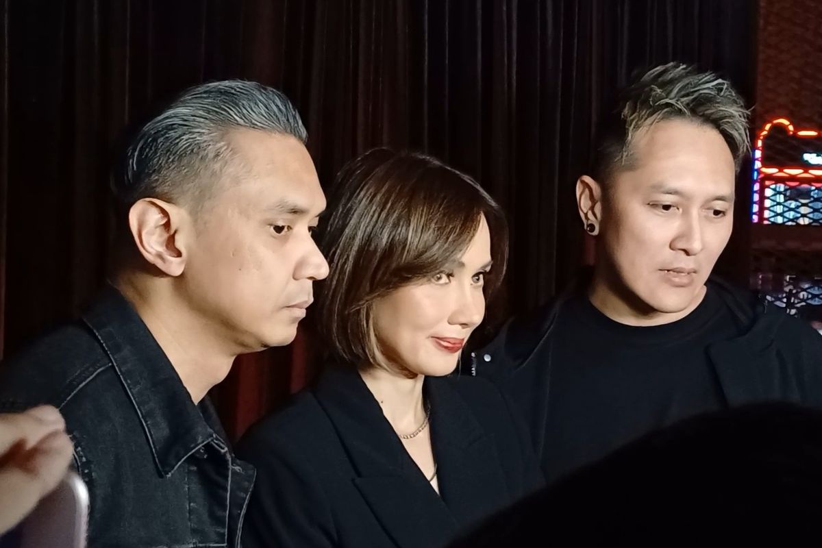 Host acara horor DiaryMisteriSara: Wisnu Hardana, Sara Wijayanto, dan Demian Aditya usai konferensi pers Journey to Annabelle di daerah Gunawarman, Jakarta Selatan, Selasa (31/10/2023).