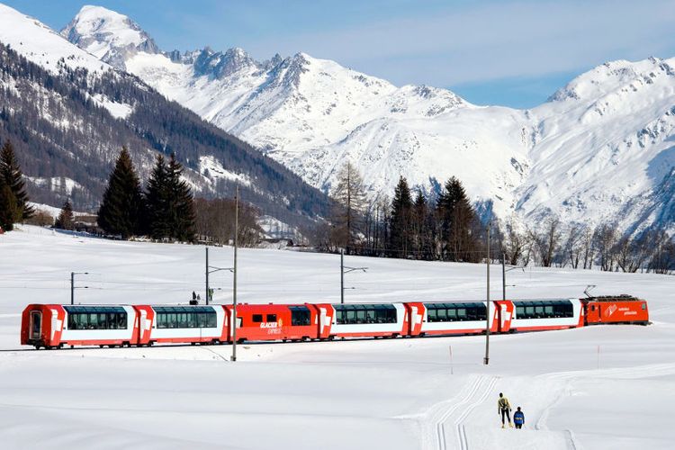 Ilustrasi kereta - Kereta Glacier Express di Swiss.