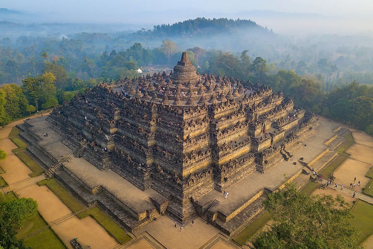 Bentuk Candi Borobudur melambangkan kosmologi Buddha Mahayana dengan tiga tingkatan yaitu kamadhatu, rupadhatu, dan arupadhatu.