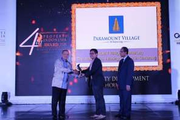 Andreas Nawawi, Managing Director Paramount Land, menerima penghargaan The Prospective Housing Concept in Semarang untuk produk Paramount Village Semarang di ajang Properti Indonesia Award 2016 yang diselenggarakan oleh Majalah Properti Indonesia, Rabu (24/8/2016) lalu. 