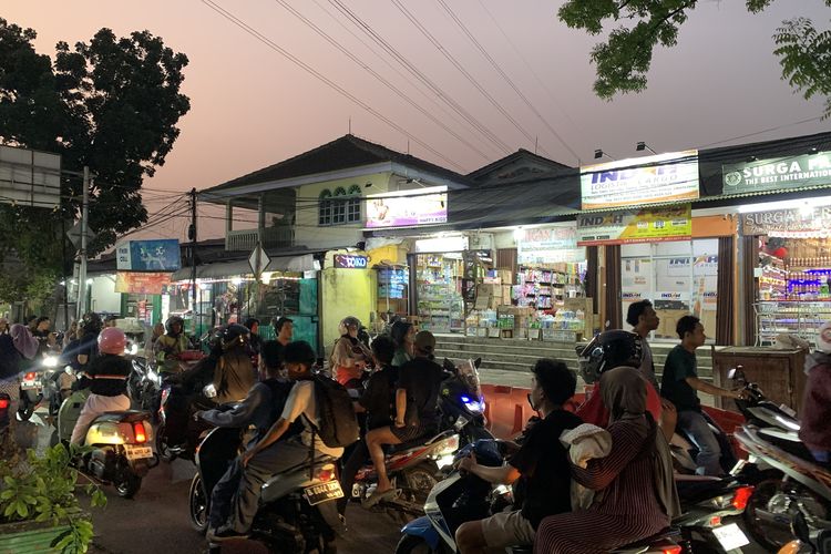 Proyek Galian Bikin Macet Jalan di Ciracas Jaktim, Warga Bantu Atur Lalu Lintas