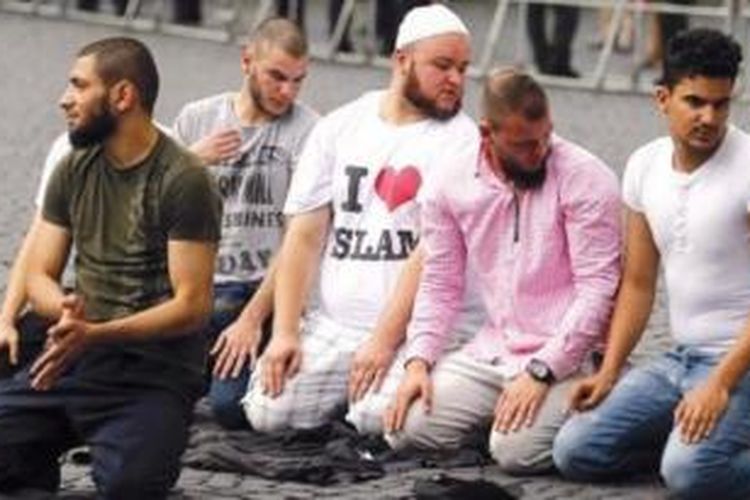 Sejumlah warga Muslim Jerman tengah menjalankan ibadah shalat di kota Frankfurt.
