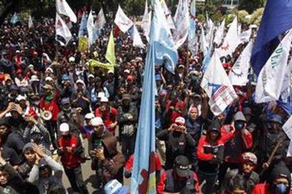Ribuan buruh yang tergabung dalam Sekretariat Bersama Buruh, berjalan menuju Istana Merdeka, Jakarta, Rabu (21/3/2012). Aksi ribuan buruh ini merupakan aksi untuk menolak rencana pemerintah untuk menaikkan harga Bahan Bakar Minyak per 1 April 2012. 