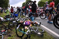 Detik-detik Penonton Selfie di Lintasan Balap Tour de France Timbulkan Kecelakaan Massal